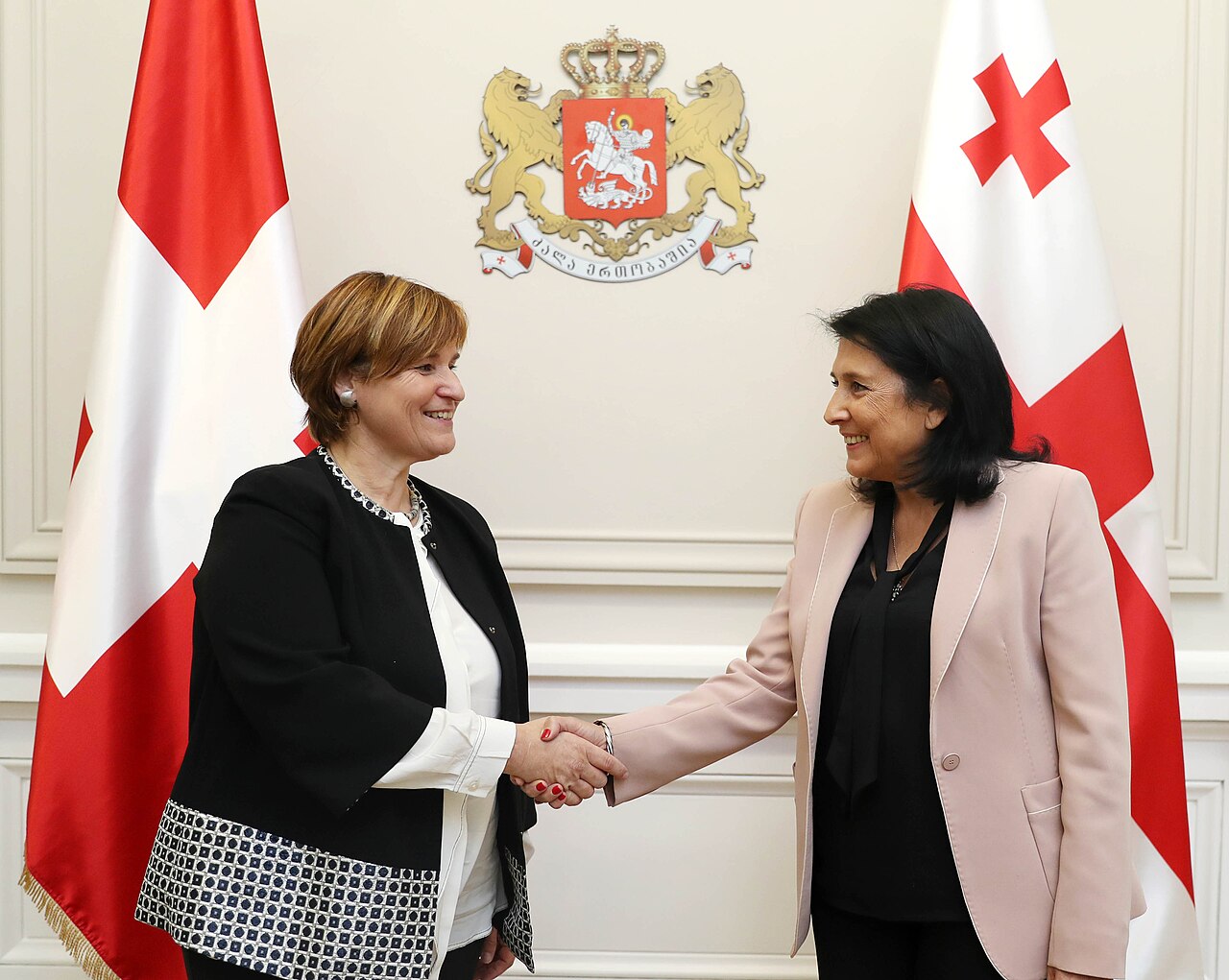 Donna in riunione di gabinetto