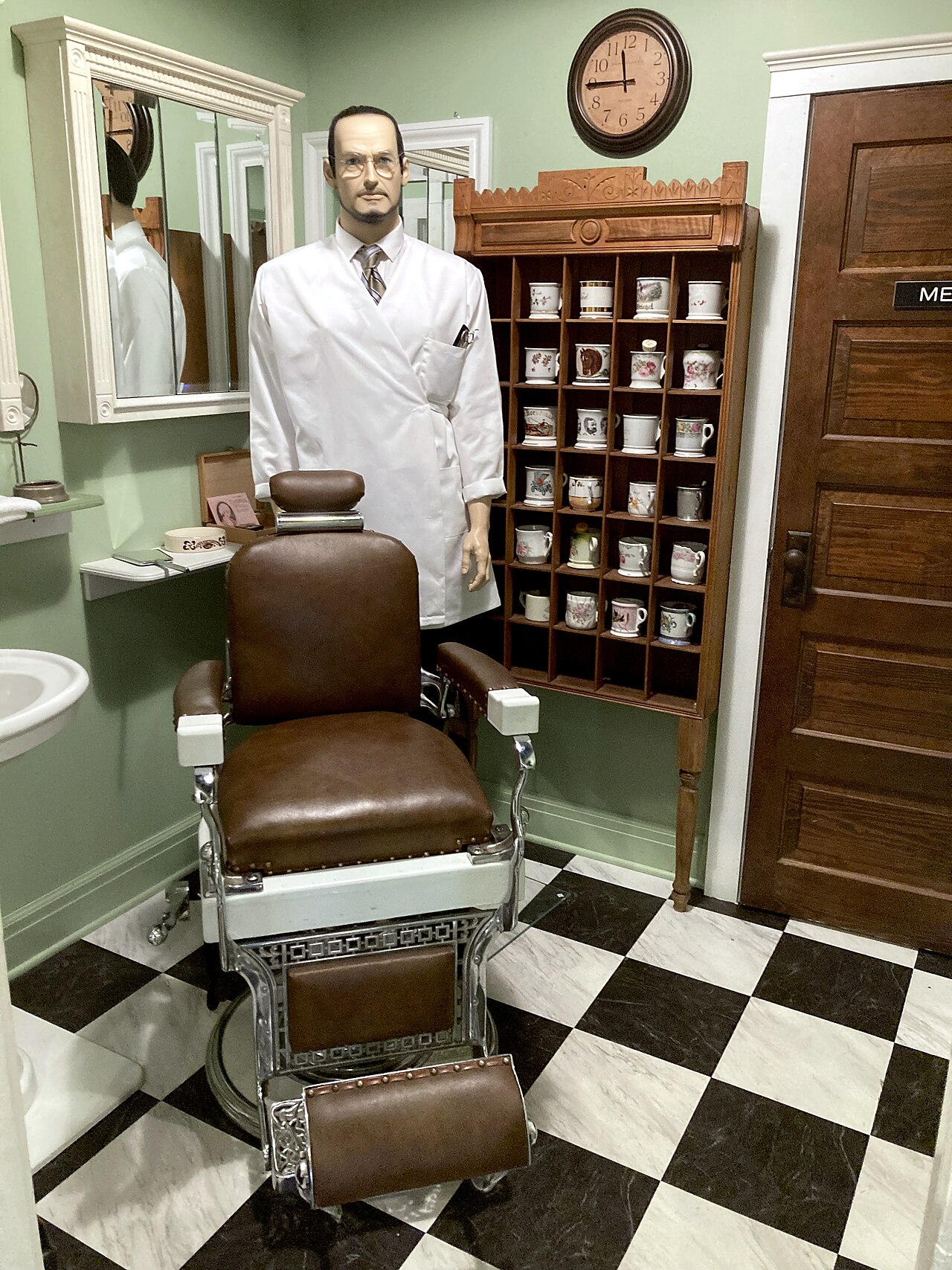 Interno di un barbershop con poltrona da taglio e specchio