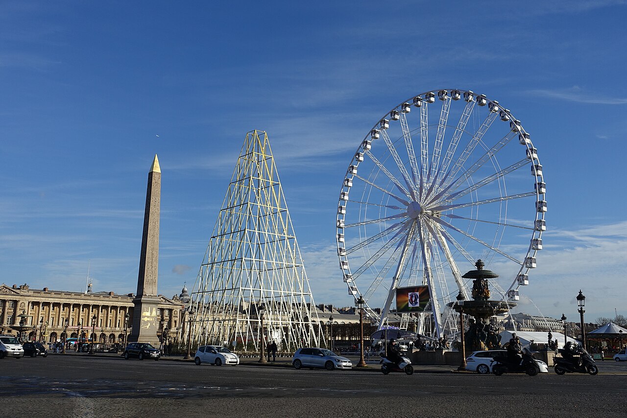 La piazza parigina con l'obelisco egiziano e la sua architettura.